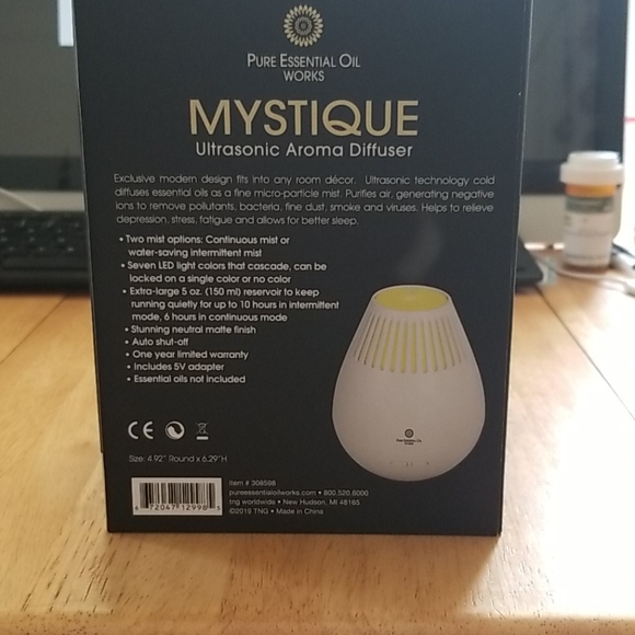 LED Diffuser with Sample Essential Oils - Picture 3 of 7